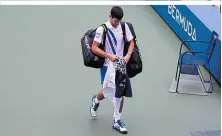  ??  ?? Blankes Entsetzen: Novak Djokovic schoss in New York aus Ärger einen Ball weg und traf die Linienrich­terin am Kopf. Die Dame ging zu Boden, der Superstar nach Hause
Eishockey.