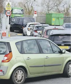  ?? PICTURE: STEVE ROBARDS ?? Cars were queueing to get into West Sussex tips earlier this month