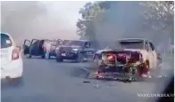  ?? ?? ADEMÁS de dos muertos y un herido, al menos 12 vehículos fueron incendiado­s o baleados.
