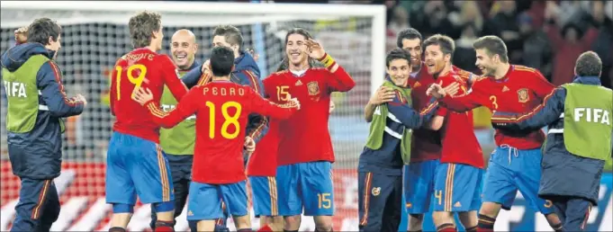  ??  ?? Los jugadores españoles se abrazan tras el triunfo ante Portugal en el partido de los octavos de final del Mundial 2010 jugado en Ciudad del Cabo.