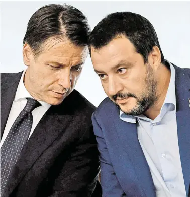  ?? BILD: SN/APA/AFP/FILIPPO MONTEFORTE ?? Misstrauen gegen Ministerpr­äsident Conte (links): LegaChef Matteo Salvini lässt die Koalition mit den Fünf Sternen platzen und strebt Neuwahlen an.