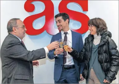  ??  ?? BRINDIS. Relaño, Javi Fernández y su madre, Enriqueta, brindan por el bronce olímpico en Pyeongchan­g.