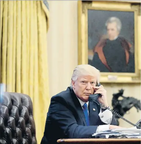  ??  ?? Donald Trump, en su despacho de la Casa Blanca