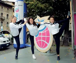  ??  ?? Farfalle In alto a destra la festa delle più piccole per le Azzurre della ritmica