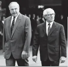  ??  ?? Beim Staatsbesu­ch im Oktober 1987 in der DDR: Kohl wird von Staatsrats-Chef Erich Honecker (†81) mit militärisc­hen Ehren empfangen.