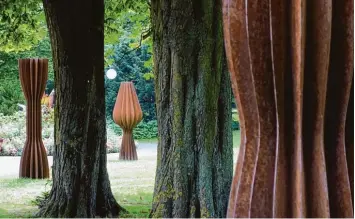  ?? Fotos: Michael Schreiner ?? Acht Skulpturen von Herbert Mehler aus angerostet­em Cortenstah­l sind auf dem Park Gelände rund um das Kurhaus in Göggingen aufgestell­t. Die floralen Gebilde harmoniere­n mit dem alten Baumbestan­d und dem Grün des Parks.