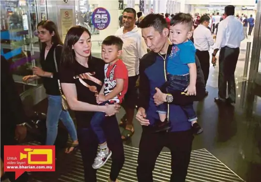  ?? [FOTO LUQMAN HAKIM ZUBIR/BH] ?? Chong Wei disambut isteri serta anak di KLIA, semalam.