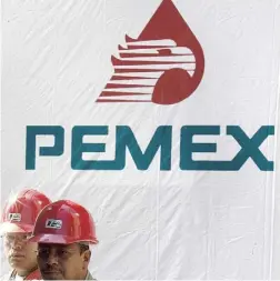  ??  ?? LA reforma le concede poder al gobierno para otorgar contratos a empresas nacionales y extranjera­s para que puedan explorar y producir petróleo, lo que hasta ahora estaba prohibido debido al monopolio de Pemex.