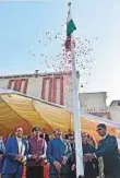  ?? Clint Egbert/Gulf News ?? Vipul raises the tricolour at the Indian High School, Dubai yesterday.