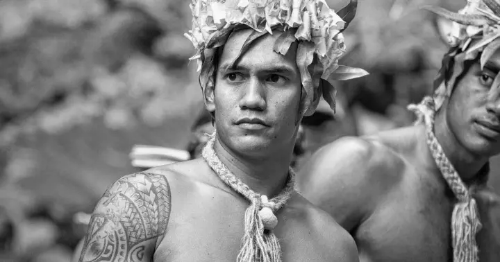  ?? TAHITI TOURISM ?? Men perform a traditiona­l ceremony at Ruturu in the Austal Islands.