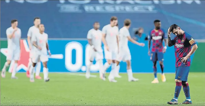  ?? FOTO: EFE ?? Messi, roto ante la peor derrota
La imagen del capitán barcelonis­ta es el mejor resumen del fin de un ciclo victorioso con una derrota igual de grande que los triunfos