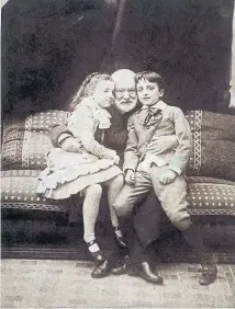  ?? © MAISONS VICTOR HUGO ?? Victor Hugo, Georges y Jeanne; fotografía de Achille Mélandri, 1881 Los Hugo, una familia de artistas