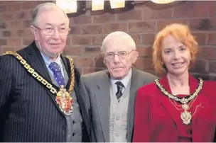  ??  ?? Mayor and Mayoress of Wolverhamp­ton with Tom Larkin
