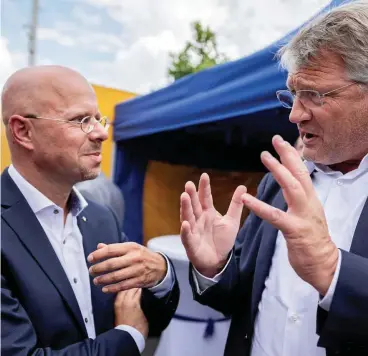  ?? FOTO: DPA PICTURE-ALLIANCE / C. SOEDER ?? Es kann nur einer bleiben: „Flügel“-Stratege Andreas Kalbitz (links) und AfD-Chef Jörg Meuthen, der ihn aus der Partei haben will.