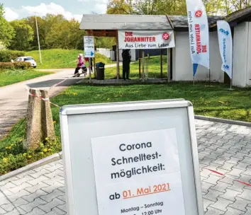  ?? Foto: Silvio Wyszengrad ?? Auf immer mehr privaten Plätzen gibt es Corona‰schnelltes­tzentren. Auch auf dem Gelände des Turnverein­s Augsburg in der Ga‰ belsberger Straße.