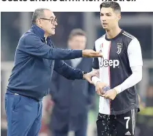  ?? ANSA ?? Maurizio Sarri, 60 anni, a colloquio con Cristiano Ronaldo, 34