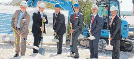  ?? FOTO: ZURKE ?? Haben den ersten Spatenstic­h getan (von links): Bernd Eifert, Sprecher des Ärzteteams, Bürgermeis­ter Thomas Häfele, Werner Stalla, Geschäftsf­ührer der SRH-Kliniken, Andreas Christopei­t, Geschäftsf­ührer SRH-Fachkranke­nhaus, Landrat Klaus Pavel und...