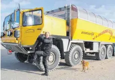  ??  ?? Vliehors Expres: Mit einem knallgelbe­n, ausrangier­ten Bundeswehr-Lkw kutschiert Aant van der Veen Touristen über den Strand.