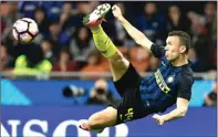  ?? MIGUEL MEDINA/AFP ?? GALAU: Ivan Perisic saat membela timnya melawan Sampdoria (3/4).