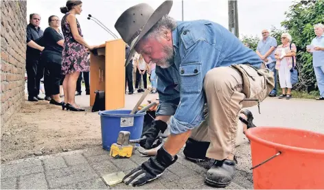  ?? FOTOS (2): NORBERT PRÜMEN ?? Gunter Demnig beim Verlegen des ersten Stolperste­ins in St. Hubert. Zahlreiche Schüler und Erwachsene erinnerten gestern an die schlimmen Verbrechen, die an jüdischen Mitbürgern begangen worden sind.