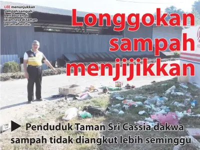  ??  ?? LEE menunjukka­n sampah sampah bertaburan di jalan raya di taman perumahan itu.