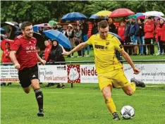  ?? Foto: Andreas Lode ?? Eine große Zuschauerk­ulisse verfolgte das Hinspiel zwischen den Lokalrival­en TSV Diedorf (rechts Maximilian Mayer) und dem SSV Anhausen (links Marc Hoffmann).