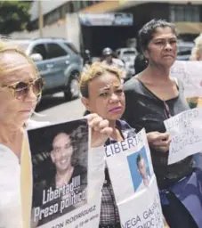  ?? EFE ?? Afuera. La comisión de política interior de la Asamblea Nacional (AN) realizó una sesión a las afueras de la sede del SEBIN, donde se encuentran detenidos varios “presos políticos”.