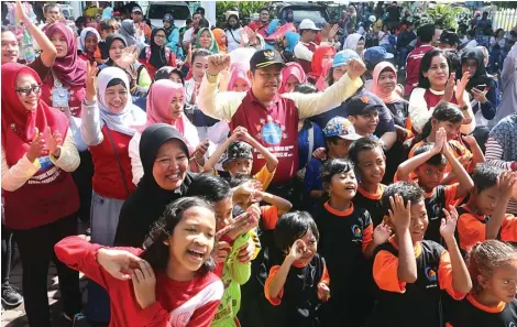  ?? BOY SLAMET/JAWA POS ?? BERGEMBIRA RIA: Bupati Saiful Ilah ikut senam bersama siswa-siswi ABK dalam peringatan Internatio­nal Hearing Day dan Autism Awareness Day di alun-alun kemarin.