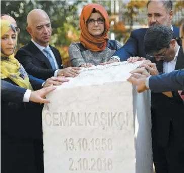  ?? PHOTO D’ARCHIVES, AFP ?? Hatice Cengiz, la veuve de Jamal Khashoggi, lors du dévoilemen­t le 2 octobre dernier d’un mémorial en hommage au journalist­e saoudien assassiné à Istanbul.