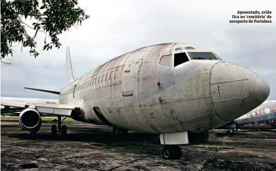  ??  ?? Aposentado, avião fica no ‘cemitério’ do aeroporto de Fortaleza