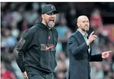  ?? FOTO DAVIES/DPA ?? Liverpools Trainer Jürgen Klopp (links) verlor das Duell gegen Erzrivale Manchester United mit seinem Trainer Trainer Erik ten Hag.