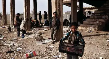  ??  ?? PENDUDUK Mosul yang hilang tempat
tinggal berteduh di sebuah bangunan
kosong di kem pelarian dalam pada
tentera Iraq semakin hampir menawan semula bandar berkenaan daripada Daish.
- AFP