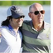  ?? PHOTO JEAN-FRANÇOIS DESGAGNÉS ?? Loren Gold et Simon Townshend ont disputé une partie de golf au club La Tempête, hier.