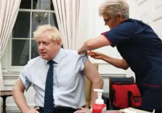  ?? Scanpix Foto: Reuters/NTB ?? Storbritan­nia har ikke råd til en sengeligge­nde Boris Johnson i brexit-innspurten. I går tok den britiske statsminis­teren influensav­aksine.