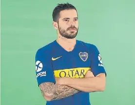  ??  ?? Fina estampa. La pose de Gago para la foto oficial de Boca.