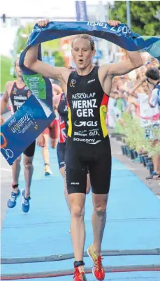  ?? FOTO: VIVIANE SLONIEWICS ?? Geschafft: Der Tuttlinger Triathlet Valentin Wernz überquert beim Europacup im Sprint Triathlon in Estland als Erster die Ziellinie und siegt souverän.