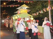  ?? RESVIA AFRILENE/JAWA POS ?? JAGA TRADISI: Ketua DPRD Sidoarjo Sullamul Hadi Nurmawan (bertopi) ikut mengolah daging kurban bersama warga. Foto bawah, lomba parade takbir keliling membuat suasana Desa Prasung, Kecamatan Buduran, lebih semarak pada Hari Raya Idul Adha tahun ini.