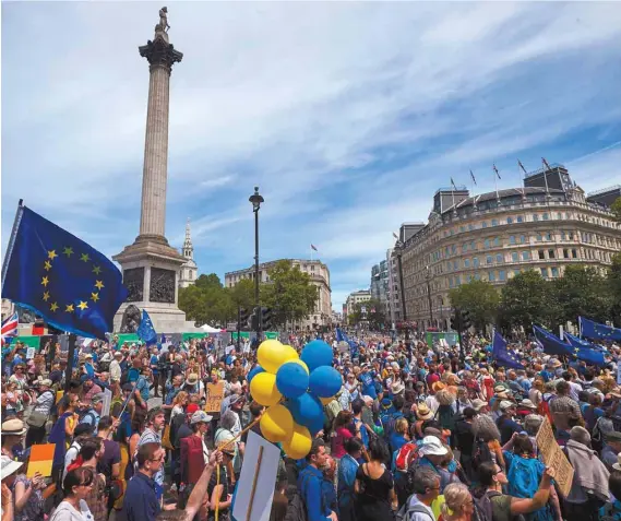  ?? NIKLAS HALLE'N AGENCE FRANCE-PRESSE ?? Des dizaines de milliers d’europhiles ont manifesté dans les rues de Londres, le 23 juin dernier, pour exiger que le peuple soit consulté sur le résultat final des négociatio­ns entre le Royaume-Uni et l’Union européenne, attendu en octobre.