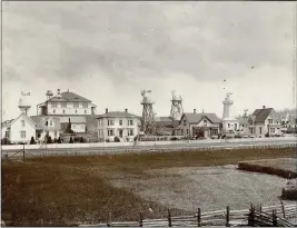  ?? H. L. PREVOST — KELLEY HOUSE MUSEUM ?? High school and houses on Little Lake Street across from Heeser’s Field, circa 1900.