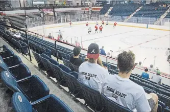  ?? BOB TYMCZYSZYN THE ST. CATHARINES STANDARD ?? Players watch their teammates’ scrimmage action at Meridian Centre as the Niagara IceDogs take to the ice for training camp.
