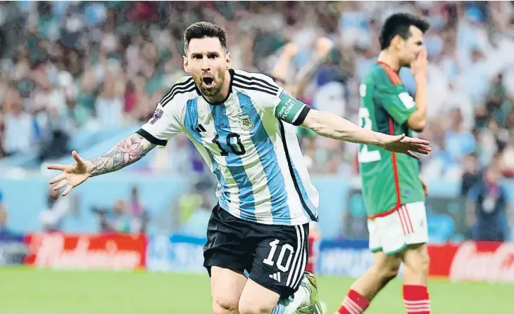  ?? ?? Leo Messi celebró su gol a la antigua, gritando con todo, dirigiéndo­se a la grada donde estaba la mayoría de la afición argentina