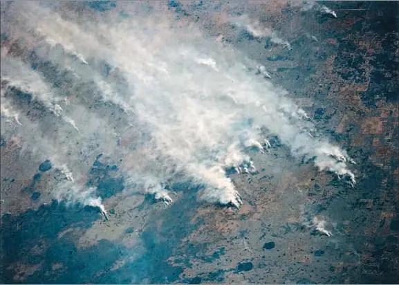  ?? GETTY ?? Vigilancia espacial.
Los satélites y las misiones espaciales siguen los incendios que cada día se declaran alrededor del mundo. En este caso se trata de fuegos en la isla de Madagascar