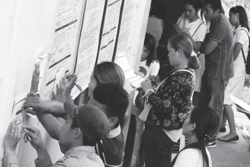  ?? BING GONZALES ?? RESIDENTS of Davao City queue to register at the Comelec district offices for the 2022 Barangay and Sanggunian­g Kabataan elections, as voter’s registrati­on resumed last Monday.