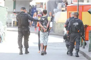  ?? ESTEFAN RADOVICZ / AGÊNCIA O DIA ?? Na ação de ontem, só um homem foi preso, e por desacato a autoridade. Ele foi levado para a delegacia