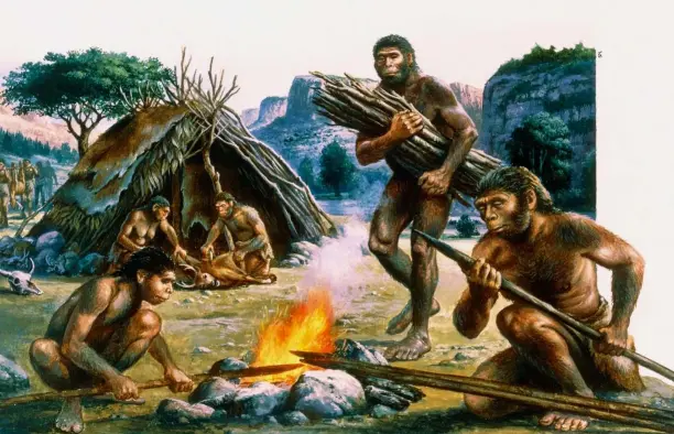  ??  ?? El examen de unos restos encontrado­s en China sugiere que los Homo erectus aprendiero­n a dominar el fuego hace cientos de miles de años y perfeccion­aron la fabricació­n de distintos objetos de uso cotidiano, como las lanzas; para ello, combinaban piedra y madera.