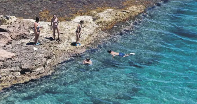  ?? Fotos: Ángel García ?? Pünktlich mit dem Eintritt der neuen Normalität stiegen die Temperatur­en. Viele nutzten das Wochenende zu einem Strandbesu­ch.