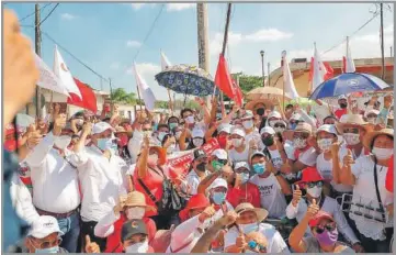  ??  ?? Castro Bello caminó con simpatizan­tes y militantes del PRI, PAN y PRD en Champotón