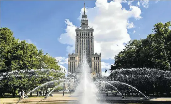  ??  ?? WPałacu Kultury znajdują się teatry, basen, siedziba Polskiej Akademii Nauk, a także m.in. Muzeum Techniki