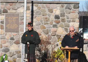  ??  ?? Le maire du Canton de Champlain, Gary Barton, au côté du cadet Mathew Villeneuve, lors des cérémonies au cénotaphe de L’Orignal, le 8 novembre.