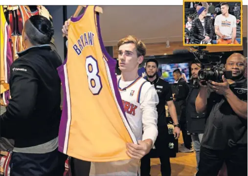  ??  ?? UN GRAN SEGUIDOR. Antoine Griezmann mira la camiseta de Kobe Bryant en una tienda de la NBA. Arriba habla con Willy Hernangóme­z.